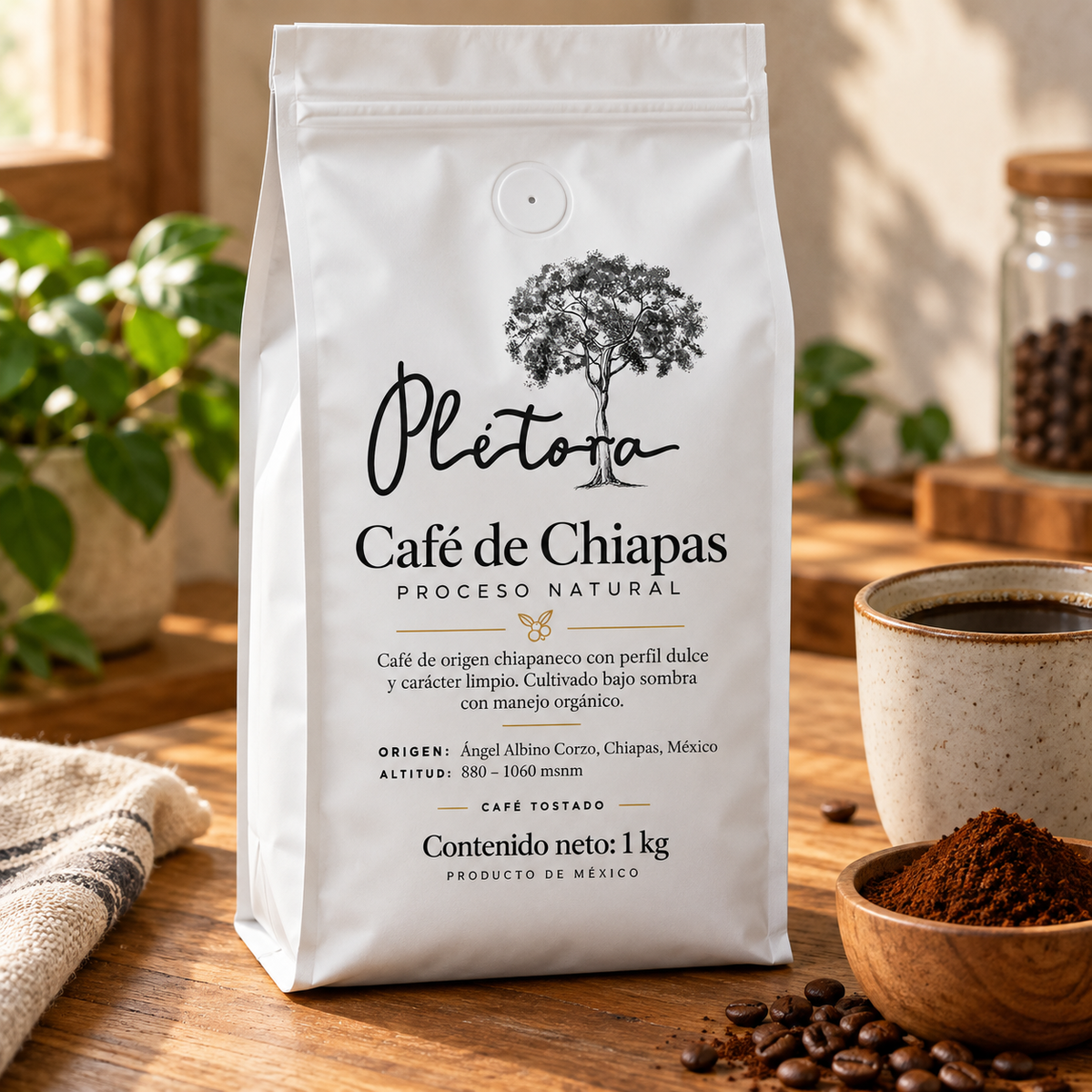 Plétora café de Chiapas proceso natural 1 kg con taza de café y café molido