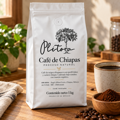 Plétora café de Chiapas proceso natural 1 kg con taza de café y café molido