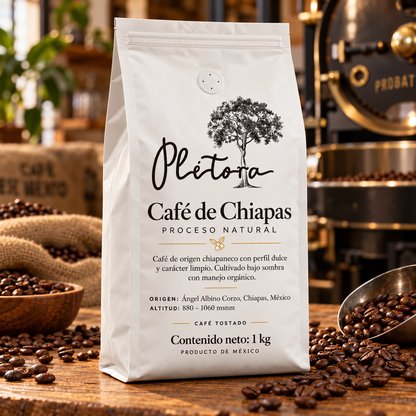 Plétora café de Chiapas proceso natural 1 kg junto a tostadora y granos de café